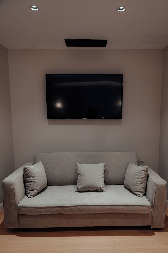 Airport Holiday Hotel 40/50