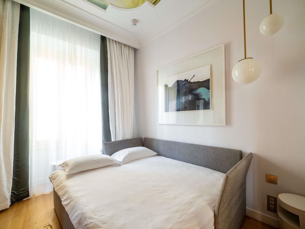 JUNIOR SUITE, QUEEN BED