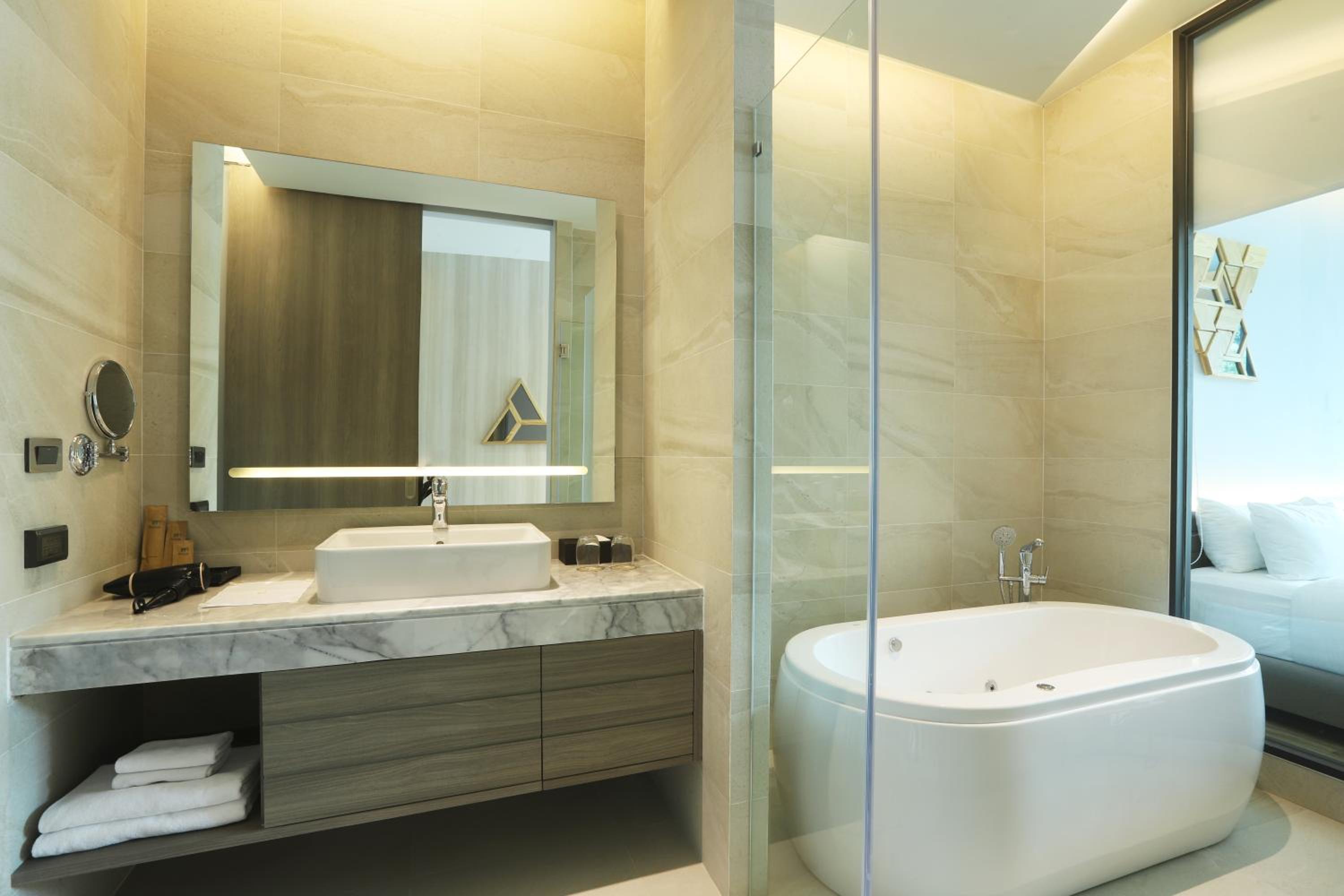 Room, King Bed, Pool Access، The Signature Hotel Airport 7/8