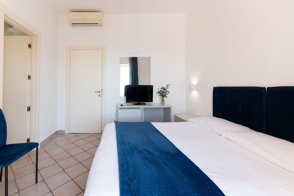 DELUXE, DOUBLE BED, PARTIAL SEA VIEW