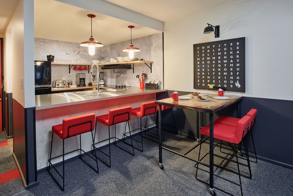 Mountain Modern Motel 50/72
