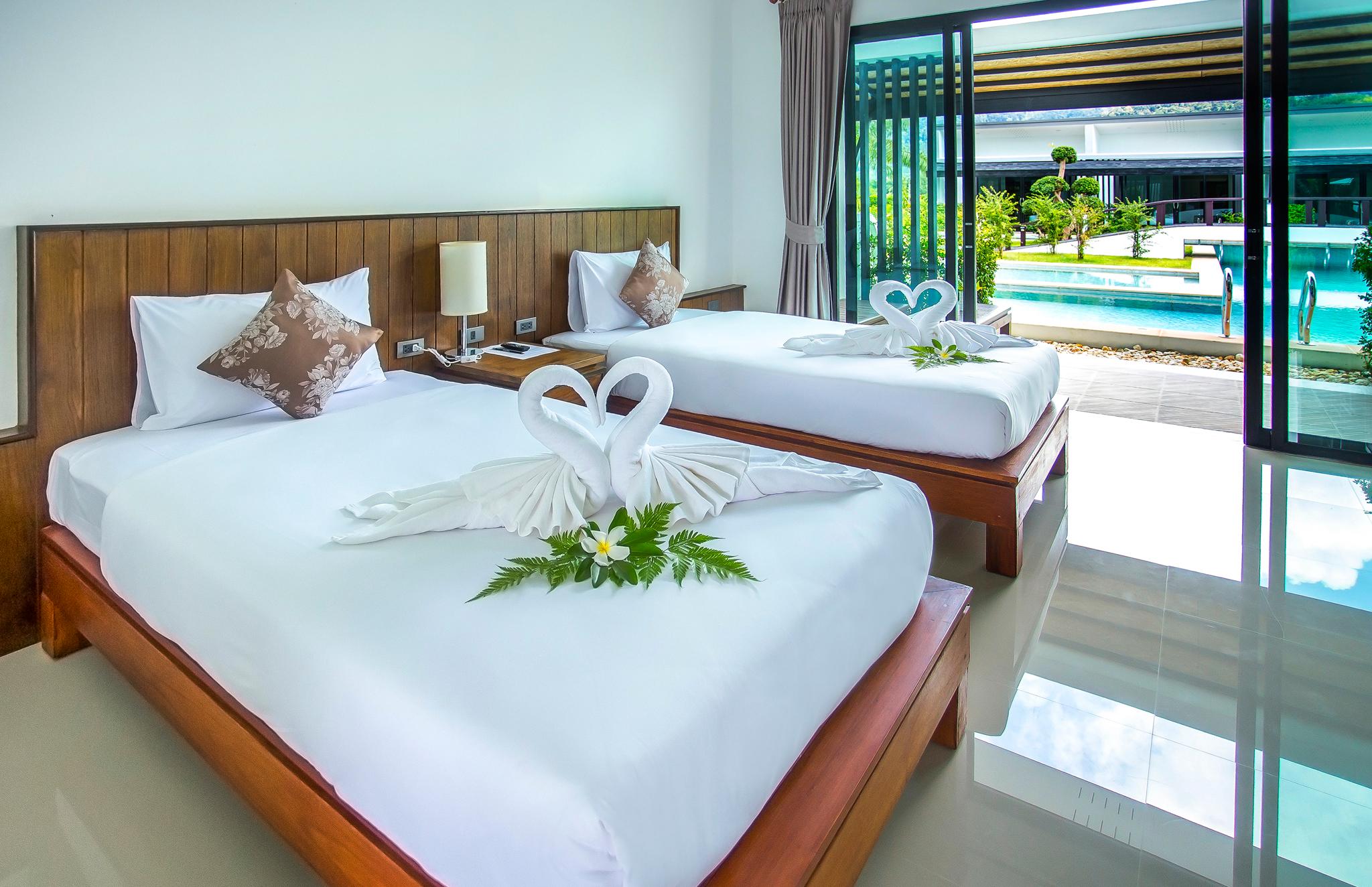 Deluxe, Twin Beds, Pool Access