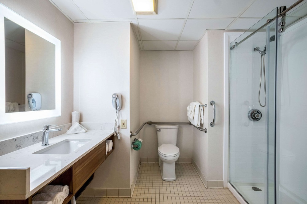 Quality Suites Lansing West 13/45