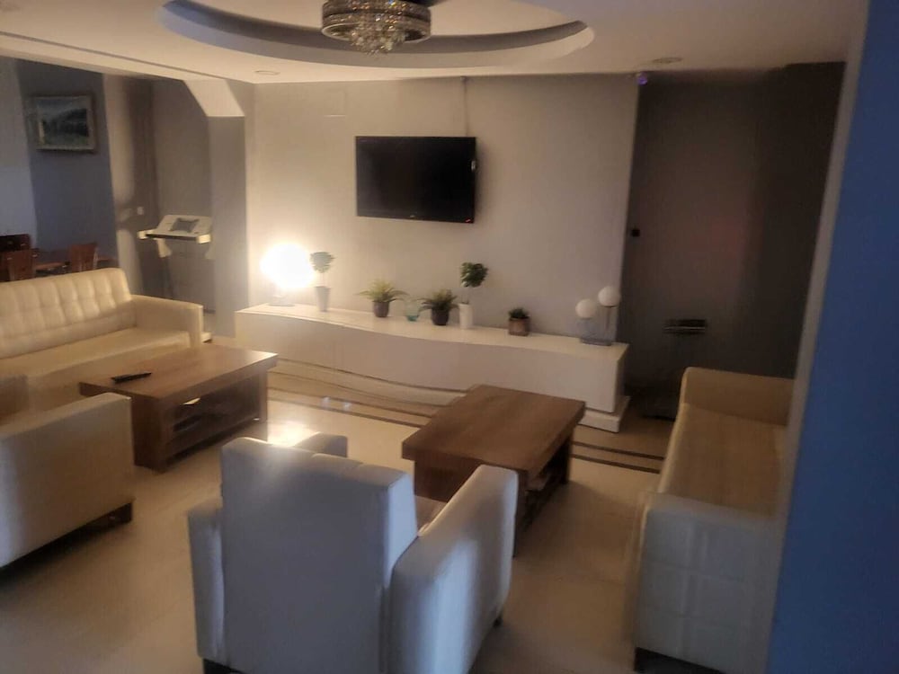 Lal Hotel 30/35