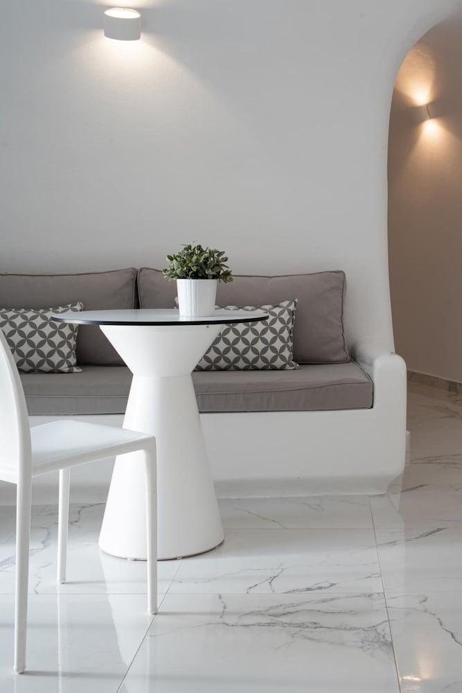 White Concept Caves - Adults Only 18/34