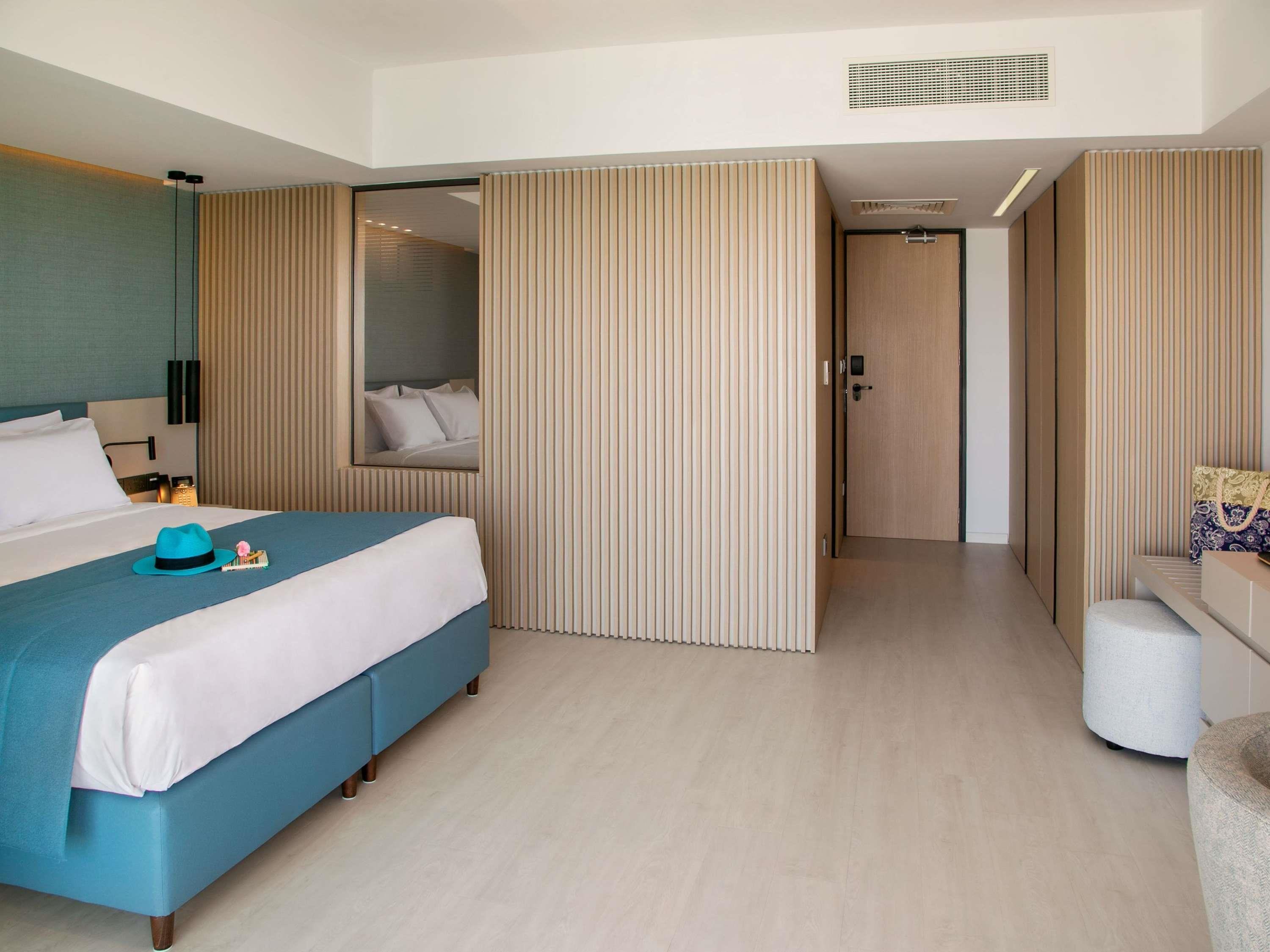 غرفة سوبيريور بسرير مزدوج بإطلالة على البحر، Mercure Larnaca Beach Resort 6/6