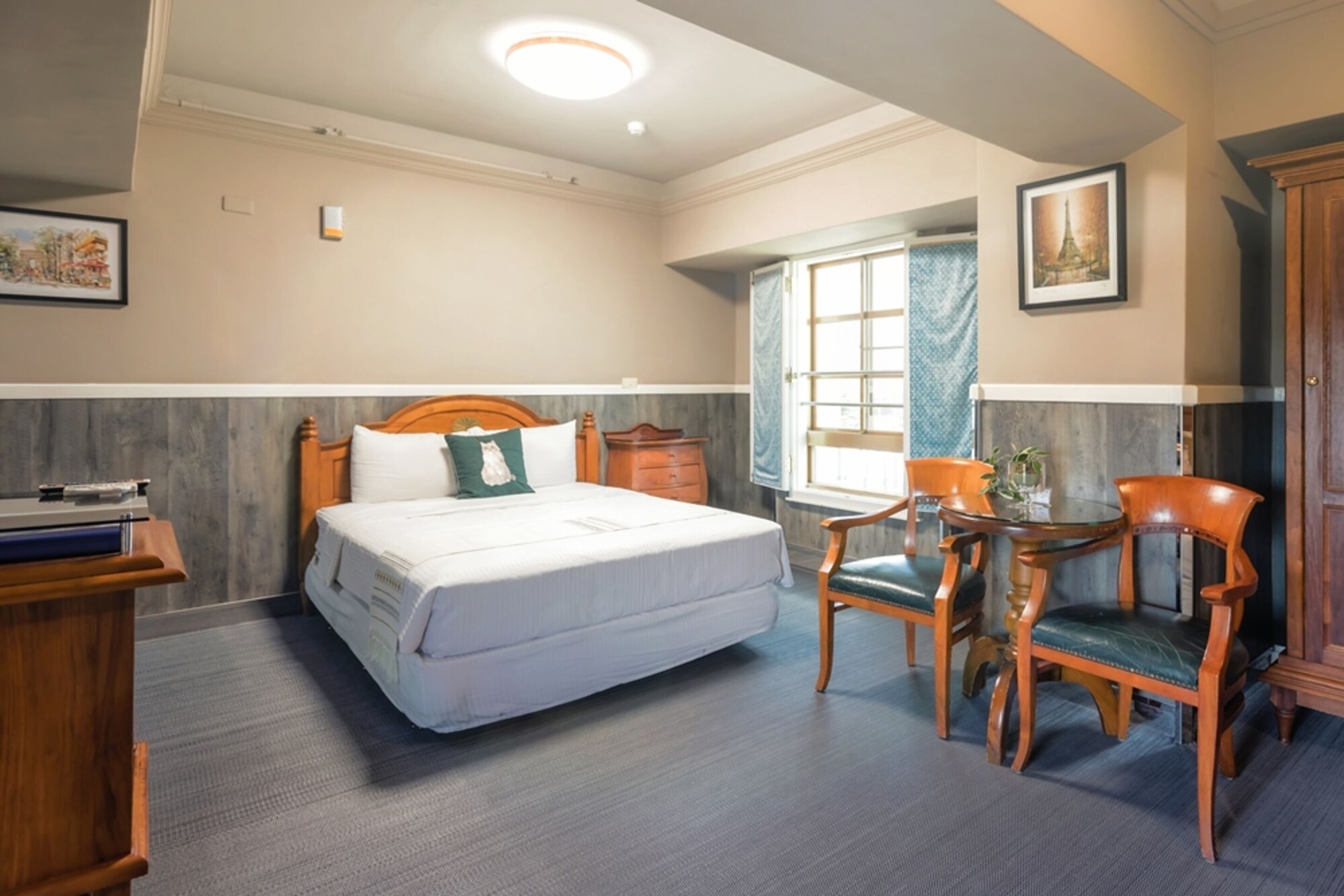 STANDARD, QUADRUPLE, 2 DOUBLE BEDS