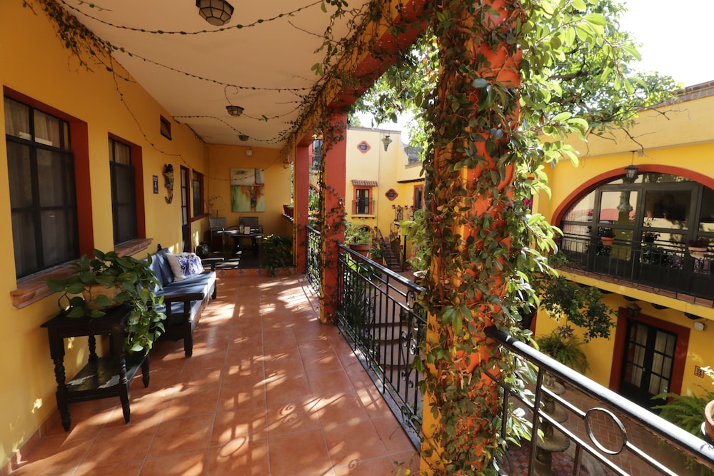 Casa Mia Suites 66/72