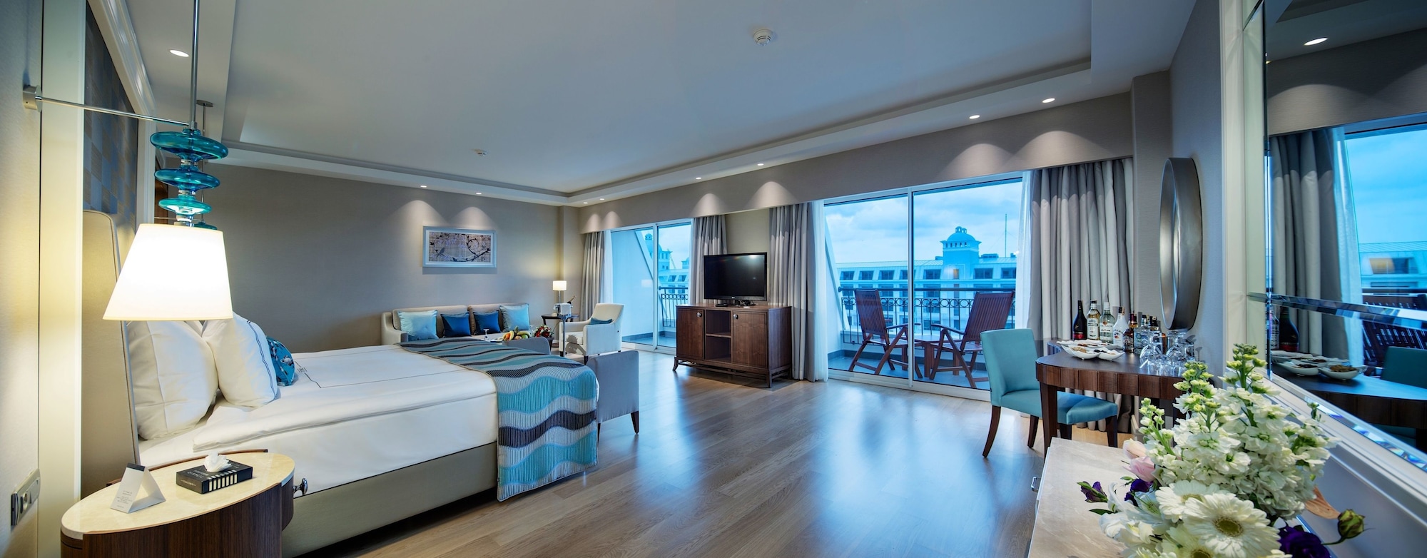 DELUXE ROOM