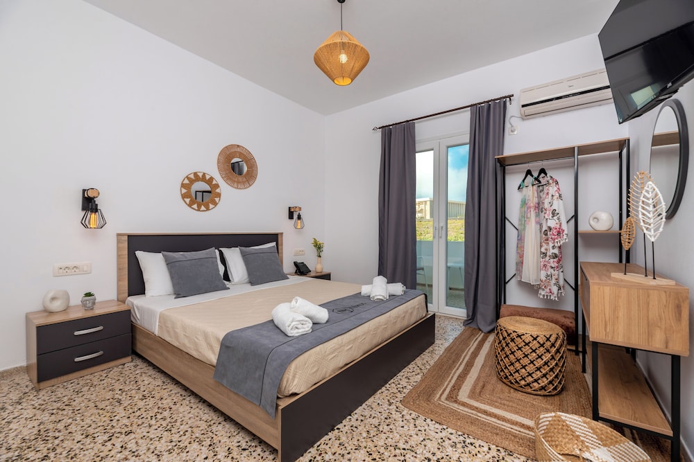 ROOM, DOUBLE OR TWIN BED