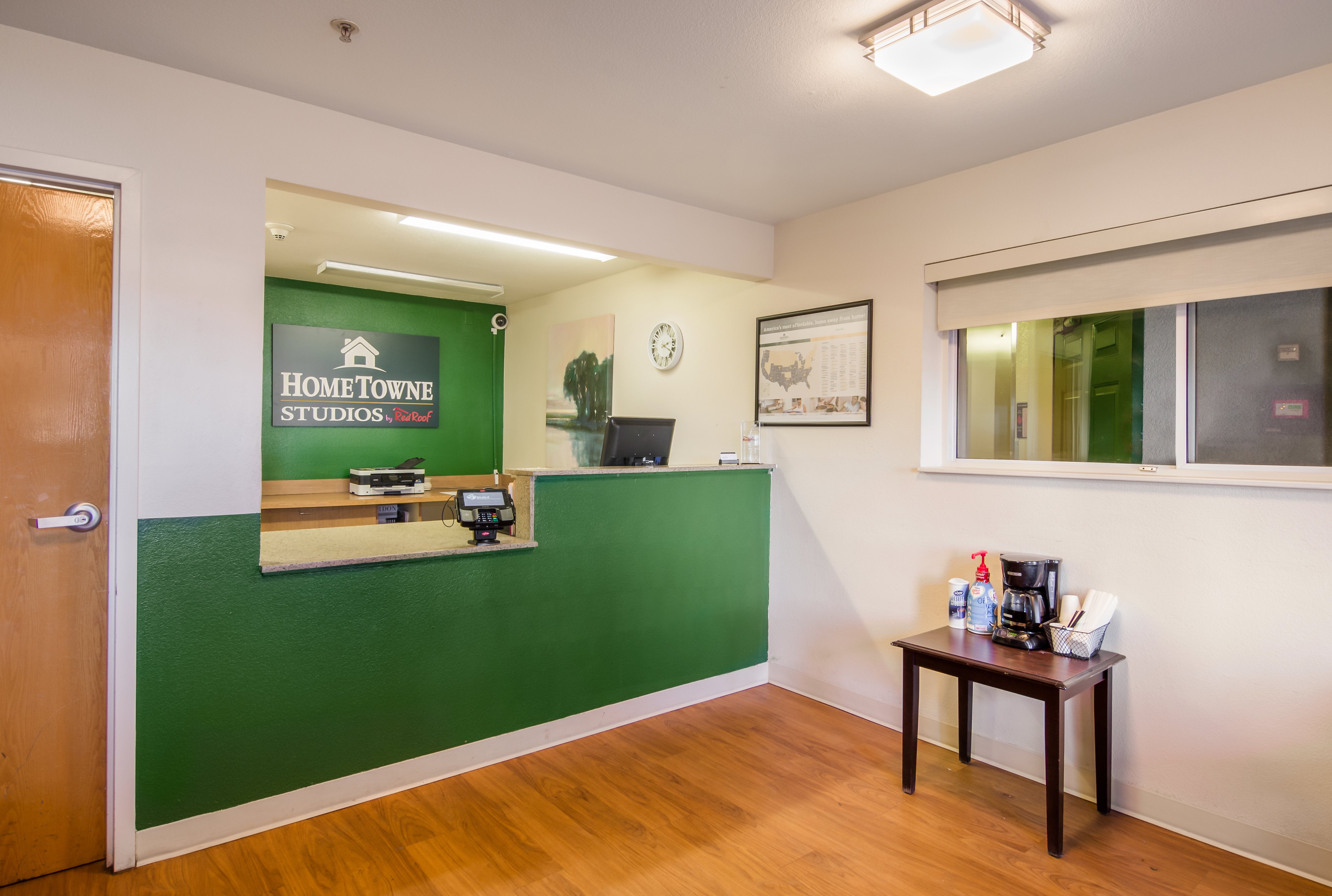 HomeTowne Studios by Red Roof Denver - Airport/Aurora 7/27