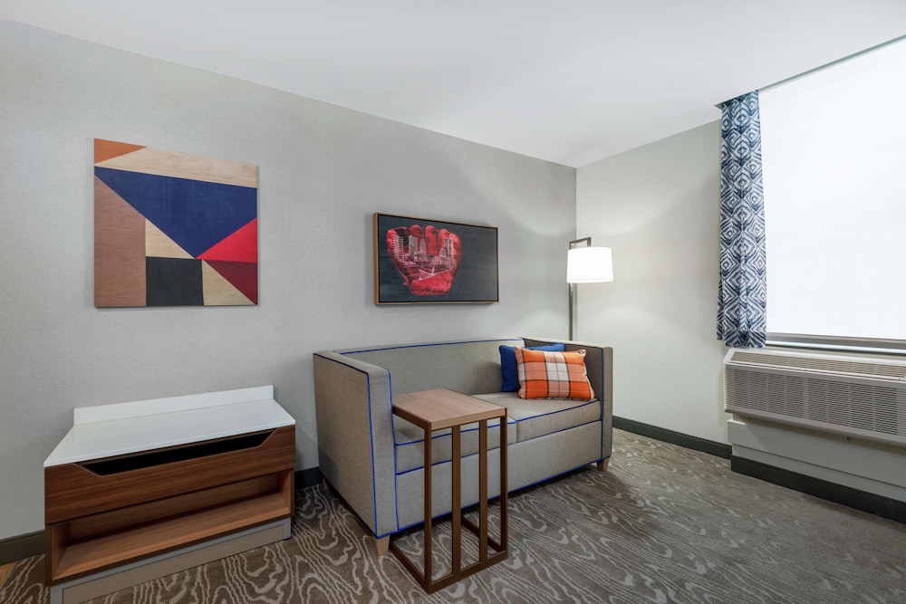 Hampton Inn and Suites Fort Wayne Downtown 25/53