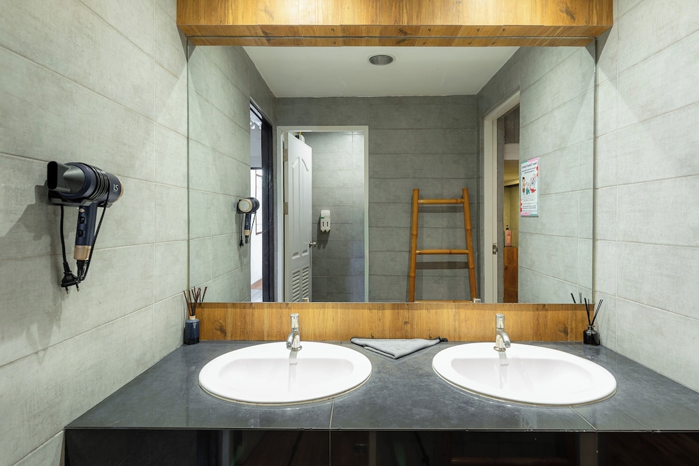 Ashi Hostel 66/73