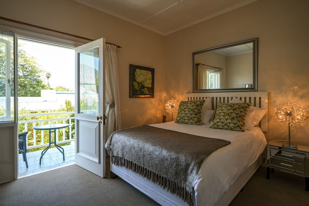 ROOM, QUEEN BED, MOUNTAIN VIEW