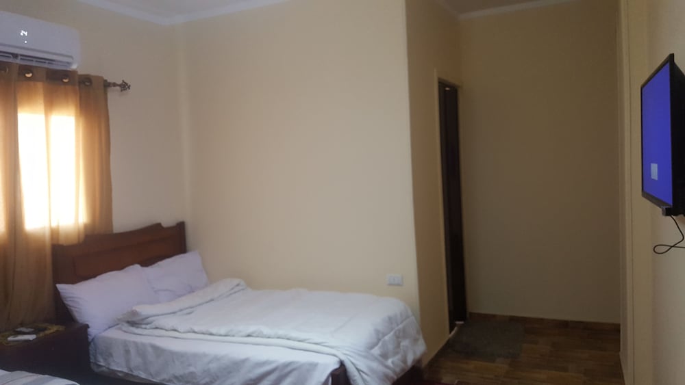 Royal Pyramids Inn 19/50