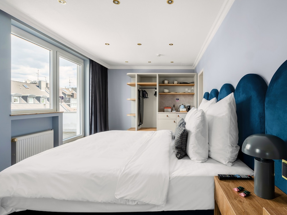 Studio, King Bed, Balcony, Kitchenette, Large
