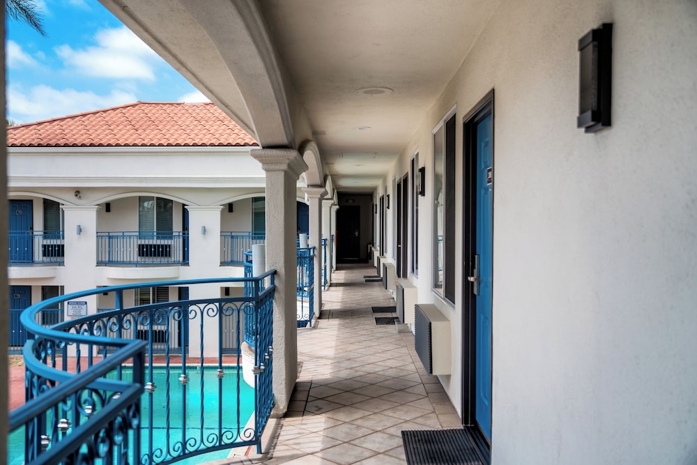 LYFE INN & SUITES by AGA - LAX Airport 13/60