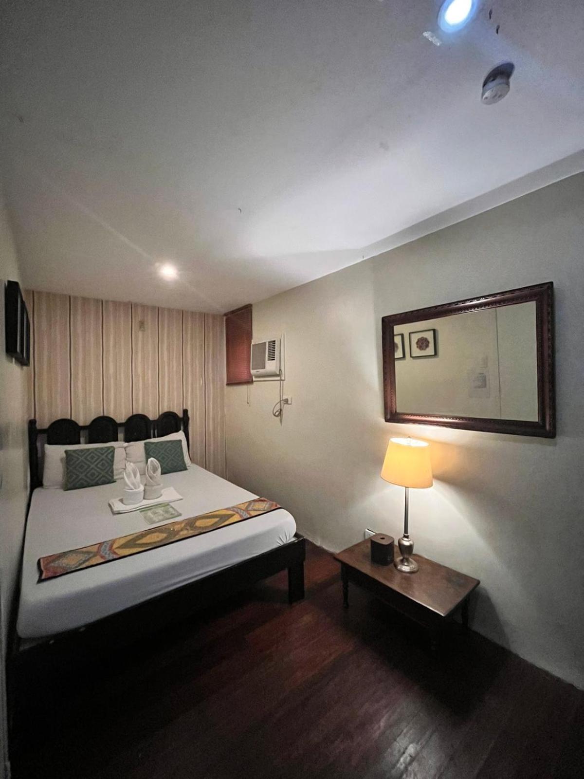 Courtyard Hotel 8/40