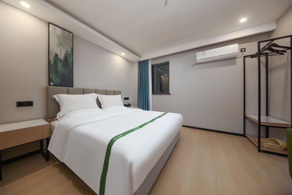 SUPERIOR, QUEEN BED