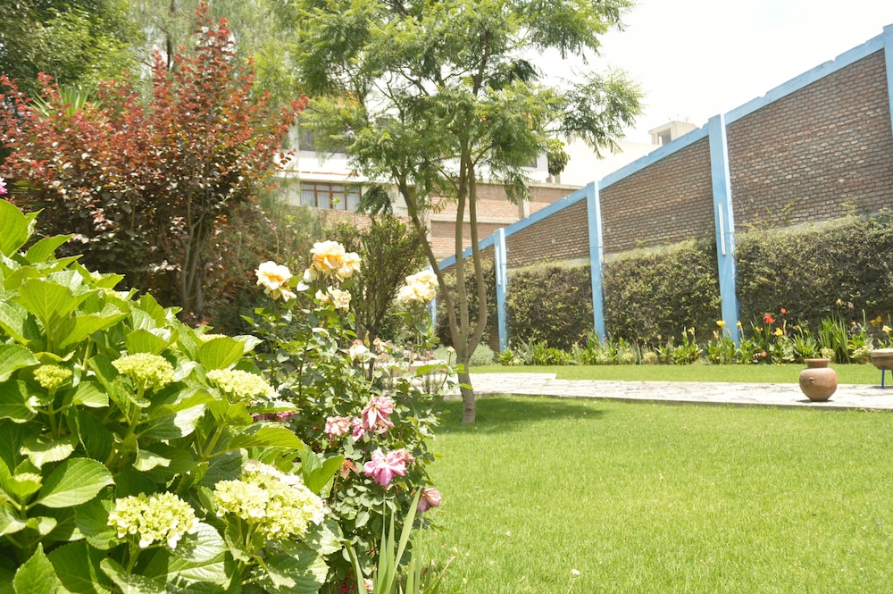 Las Mercedes Hostal Residencial 58/68