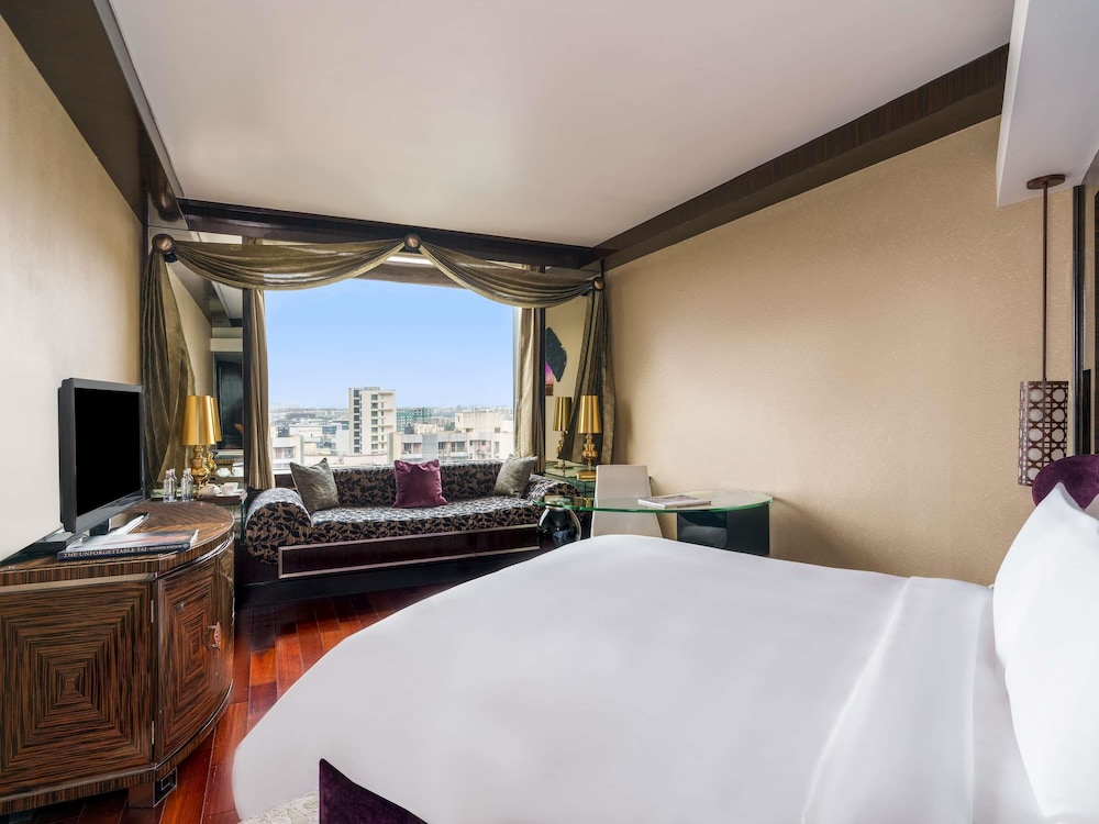 LUXURY, KING BED