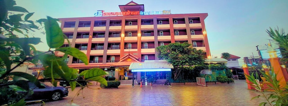 Rayong Lanna Hotel 4/56