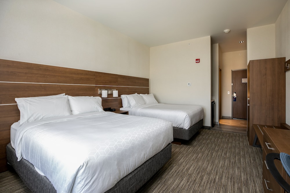 Holiday Inn Express Lethbridge Southeast 25/72