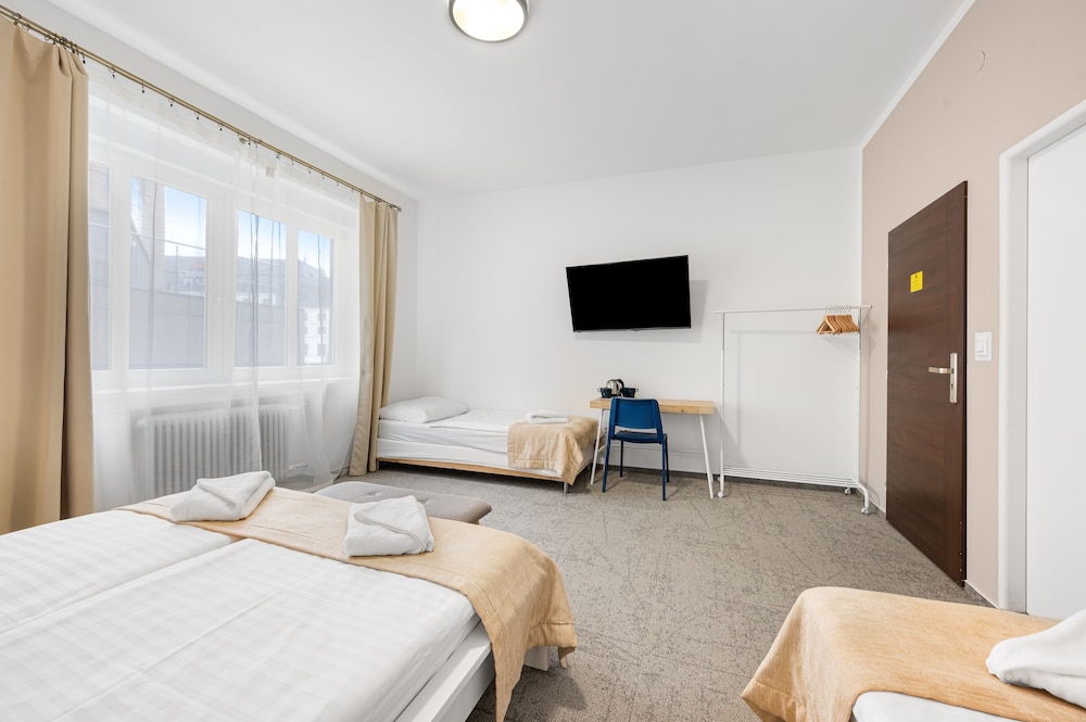 ROOM, QUADRUPLE