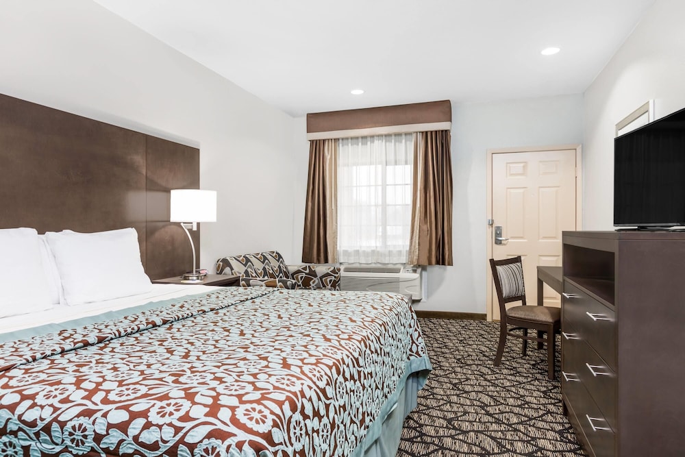 Days Inn & Suites by Wyndham Madisonville 12/35