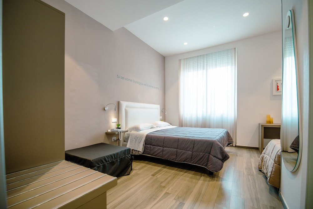 غرفة كومفورت بسرير كوين وسرير فردي، Hotel Bruman Salerno 3/7