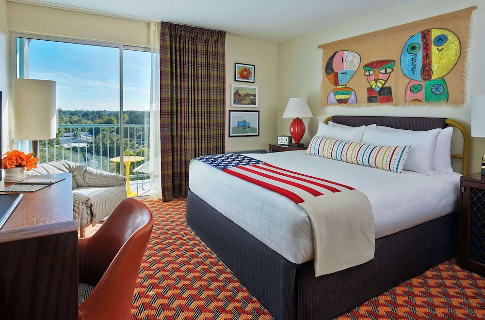ROOM, KING BED, PATIO