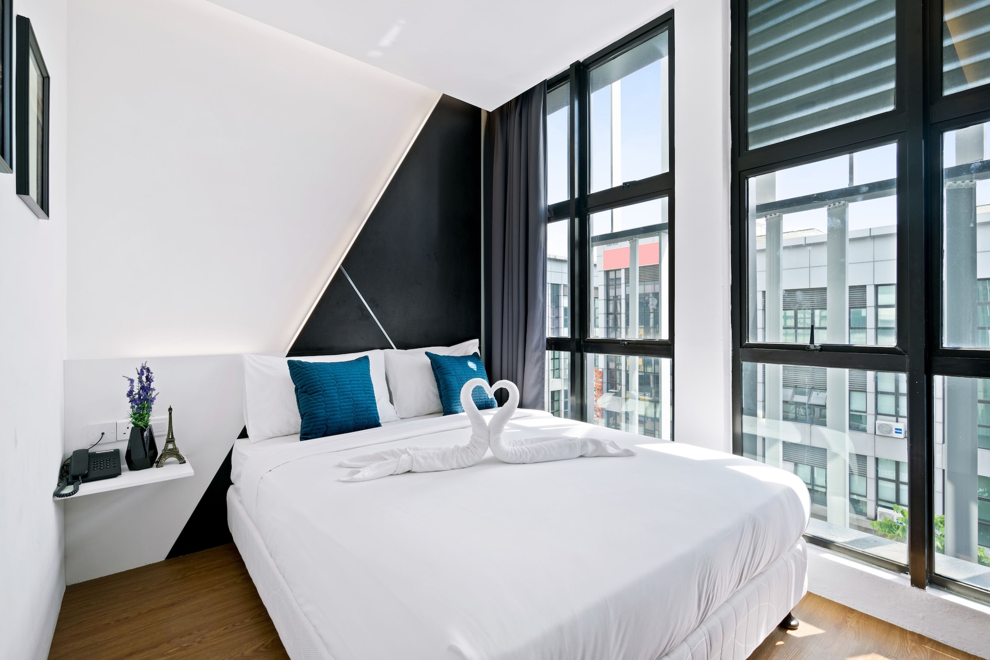 Deluxe, Queen Bed