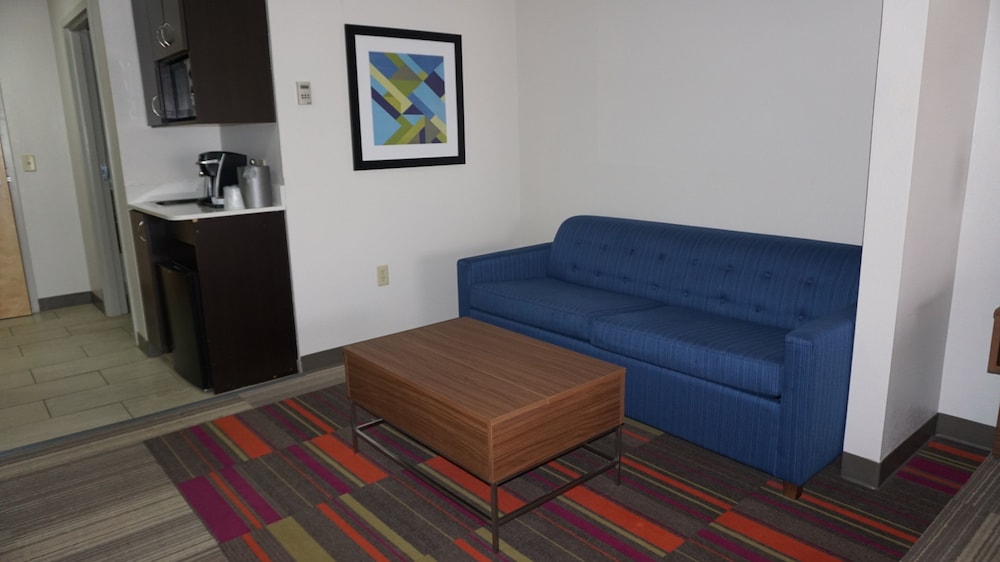Holiday Inn Express Hotel Suites Greensboro East 44/58