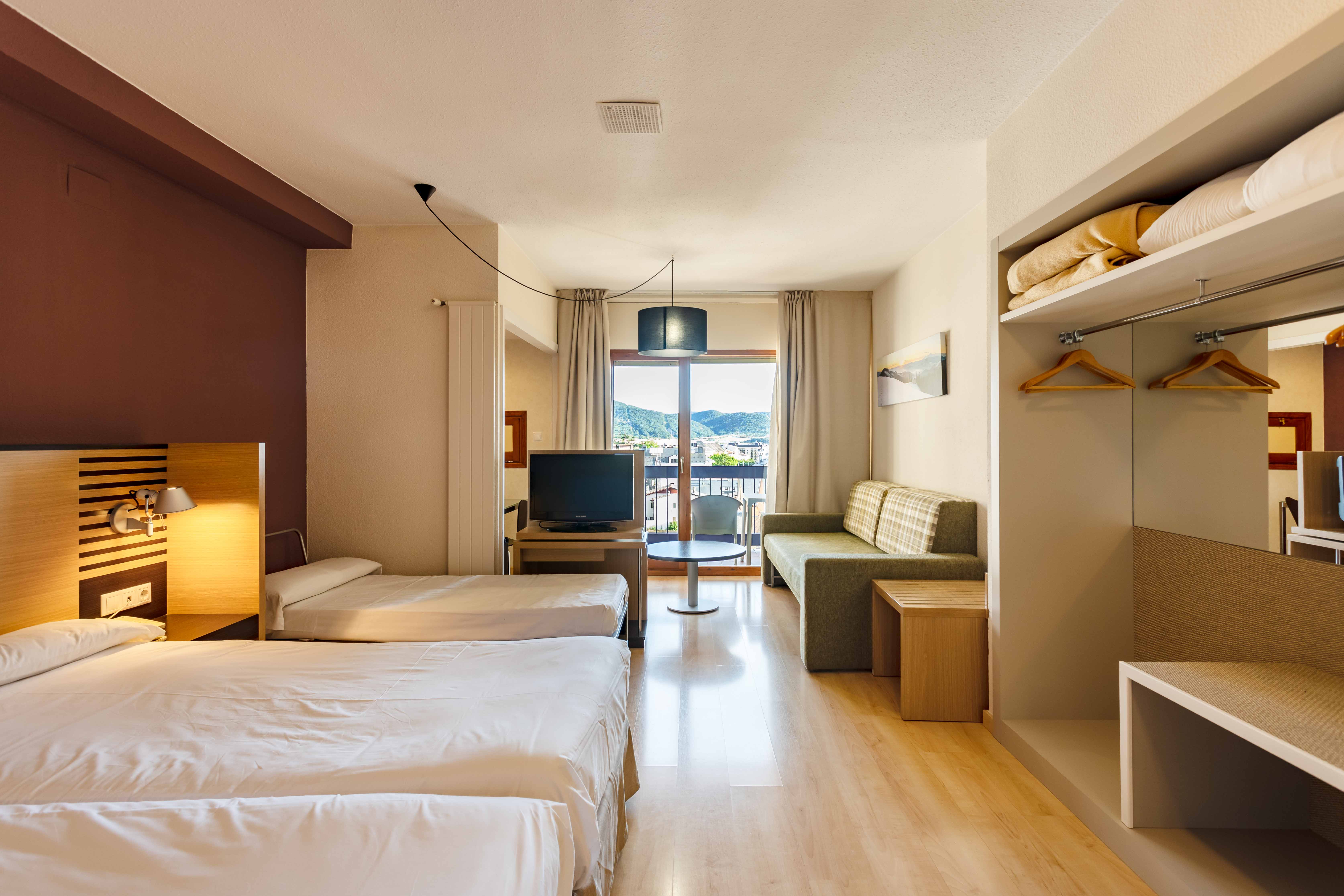 Room, Quadruple