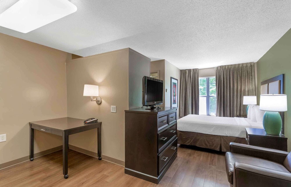 STUDIO, QUEEN BED