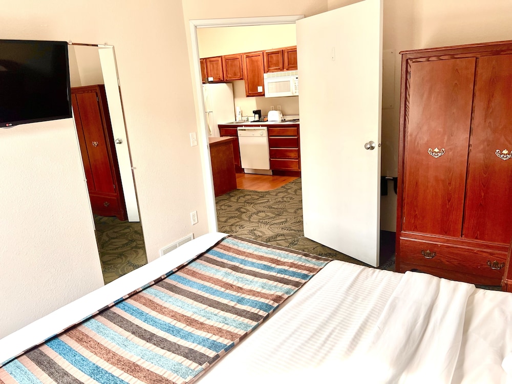 MainStay Suites Madison Airport 11/52