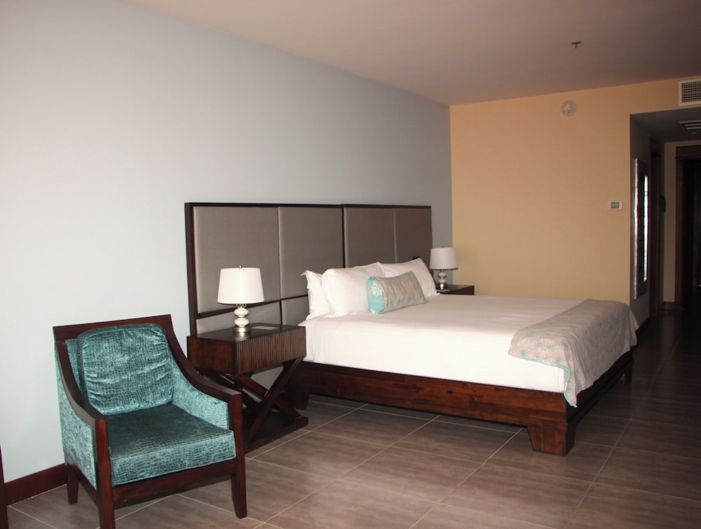 ROOM, KING BED, PARTIAL VIEW