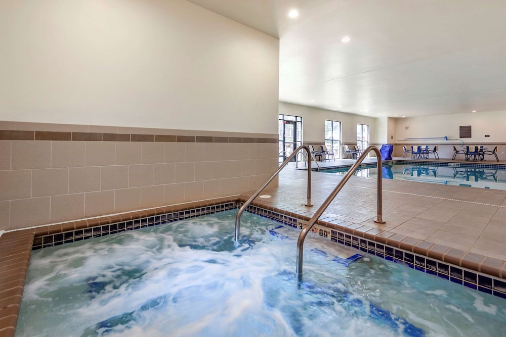 Comfort Inn and Suites Avera Southwest Sioux Falls SD 16/37
