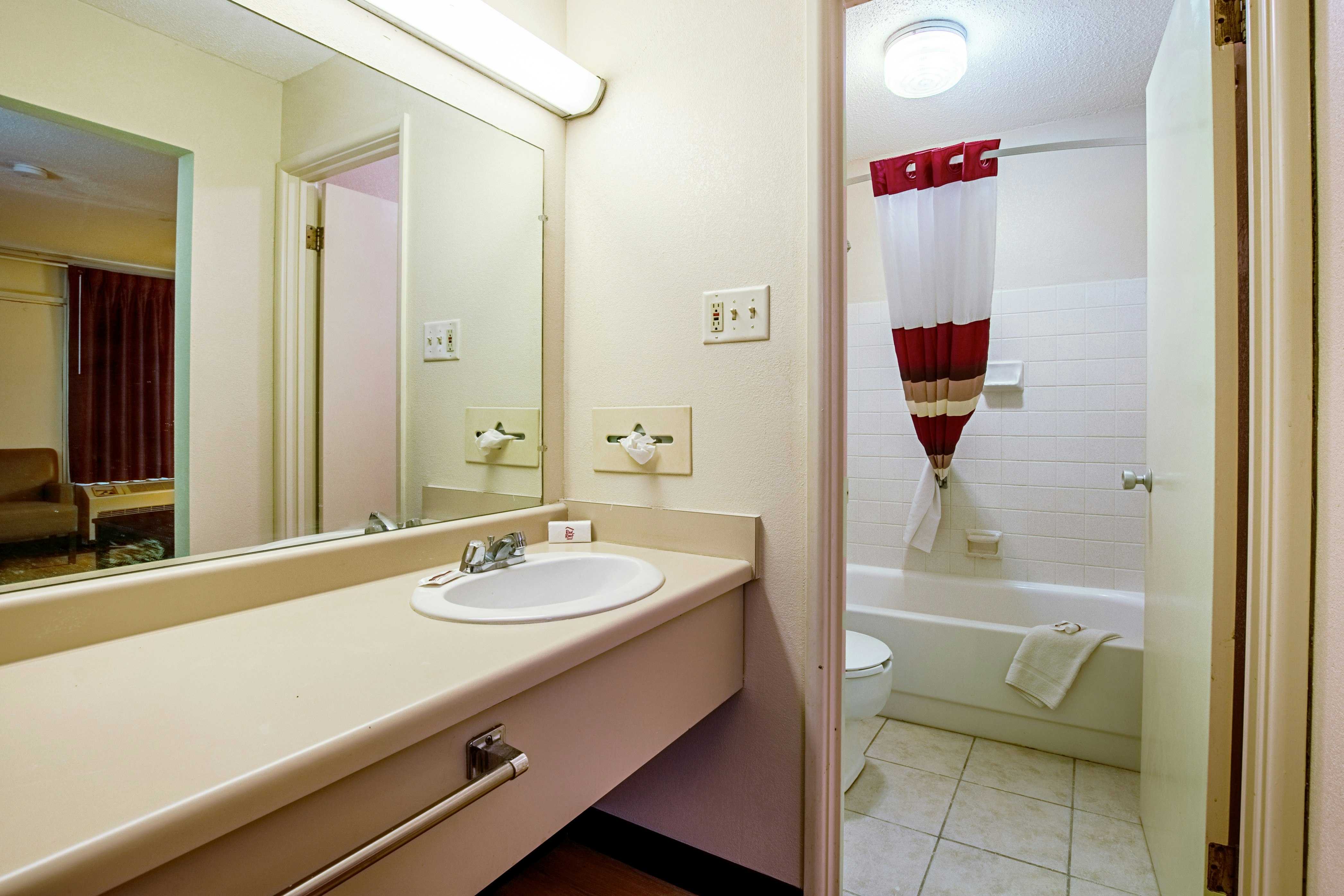 غرفة سوبيريور بسرير كوين بمطبخ صغير، Red Roof Inn & Suites Battle Creek 5/7
