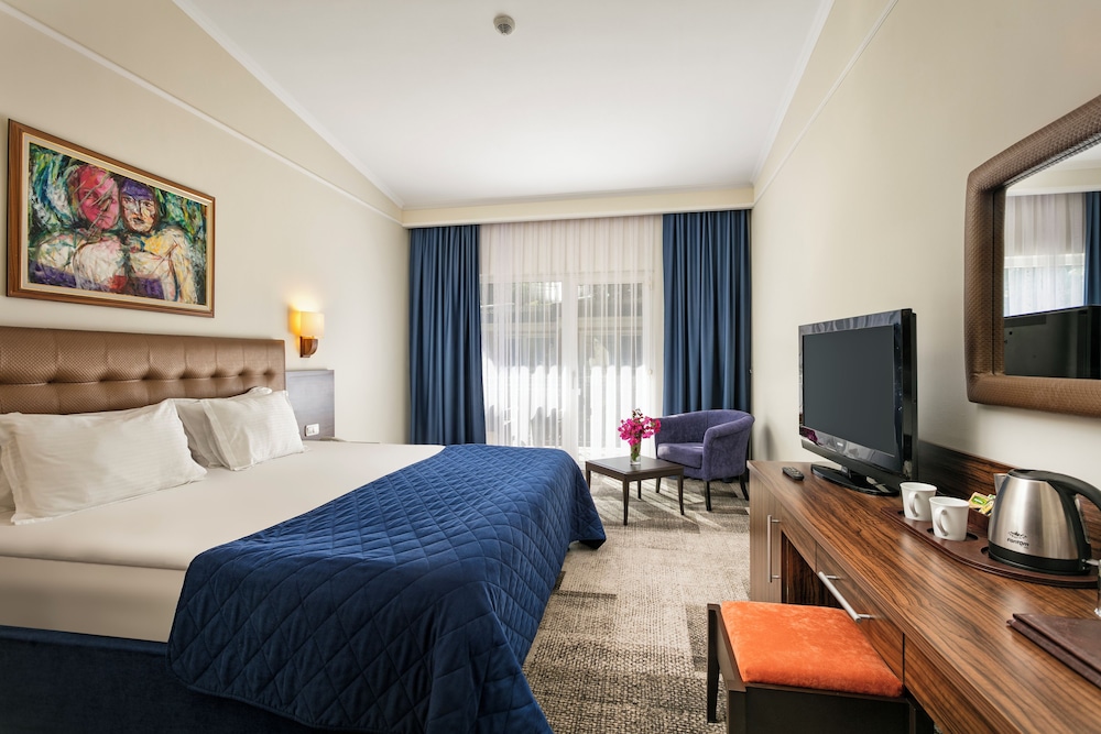 Pine Beach Hotel 29/73