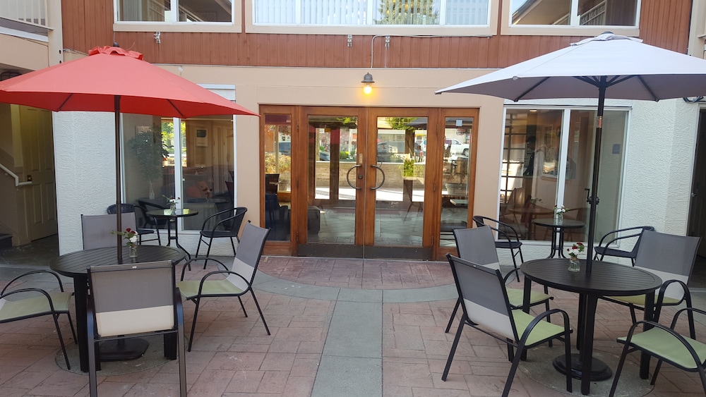 Econo Lodge Inn & Suites North Vancouver 45/52