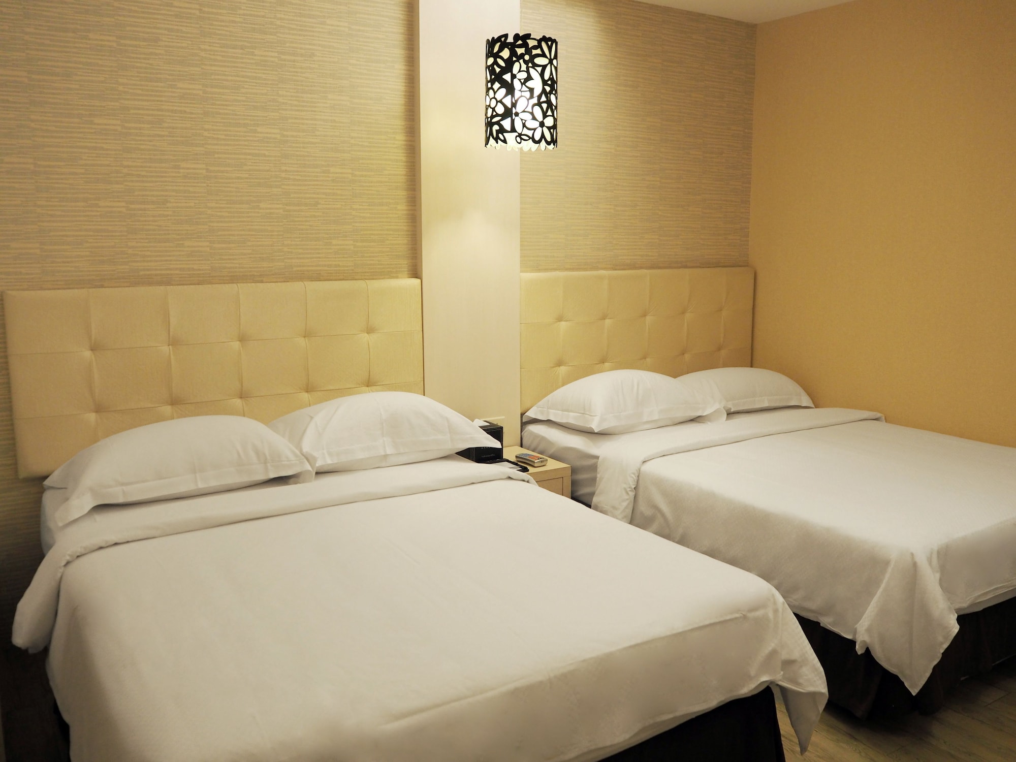 ROOM, QUADRUPLE