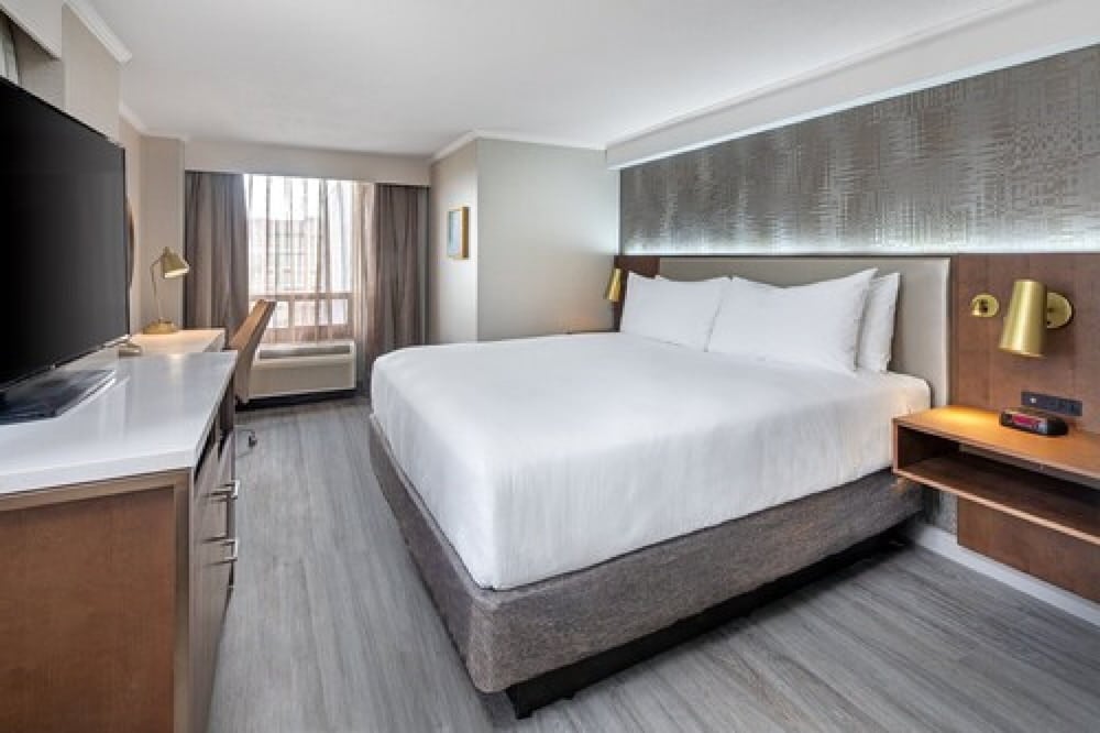 غرفة قياسية بسرير كينج، Crowne Plaza Toronto Airport 2/9