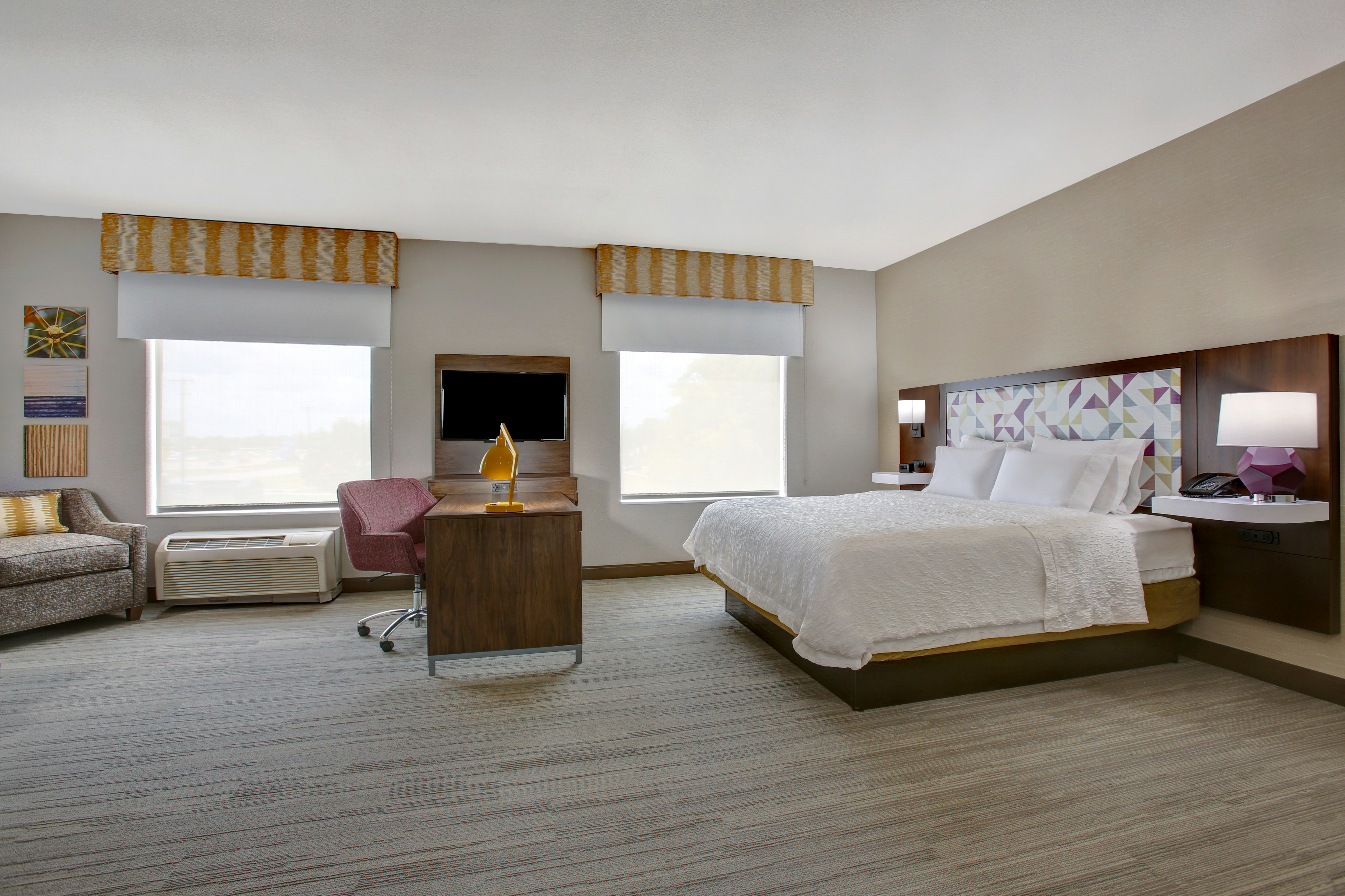 SUITE, KING BED, ACCESSIBLE