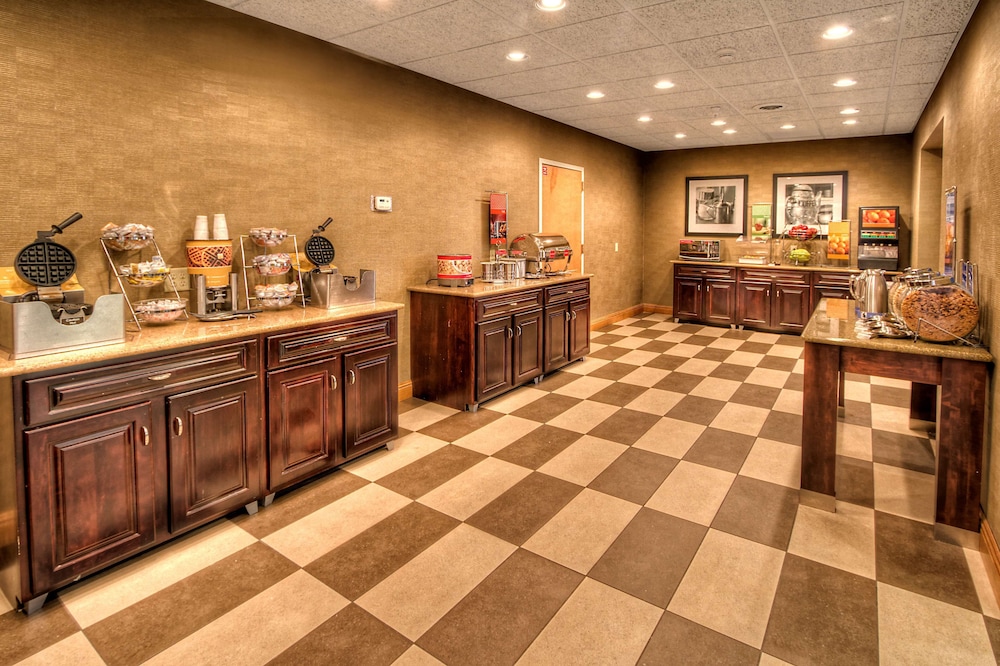Hampton Inn & Suites Kalamazoo-Oshtemo 5/42