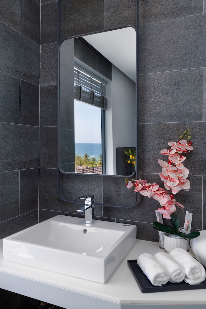 JBAY Beachfront Boutique Hotel 31/33