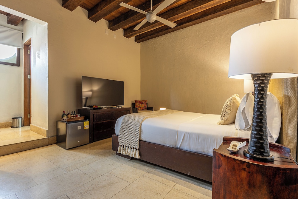 Ananda Hotel Boutique 37/70