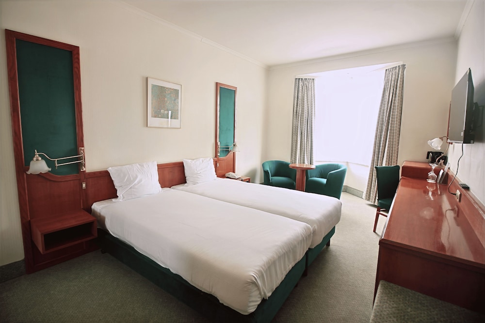 EXECUTIVE, TWIN BEDS
