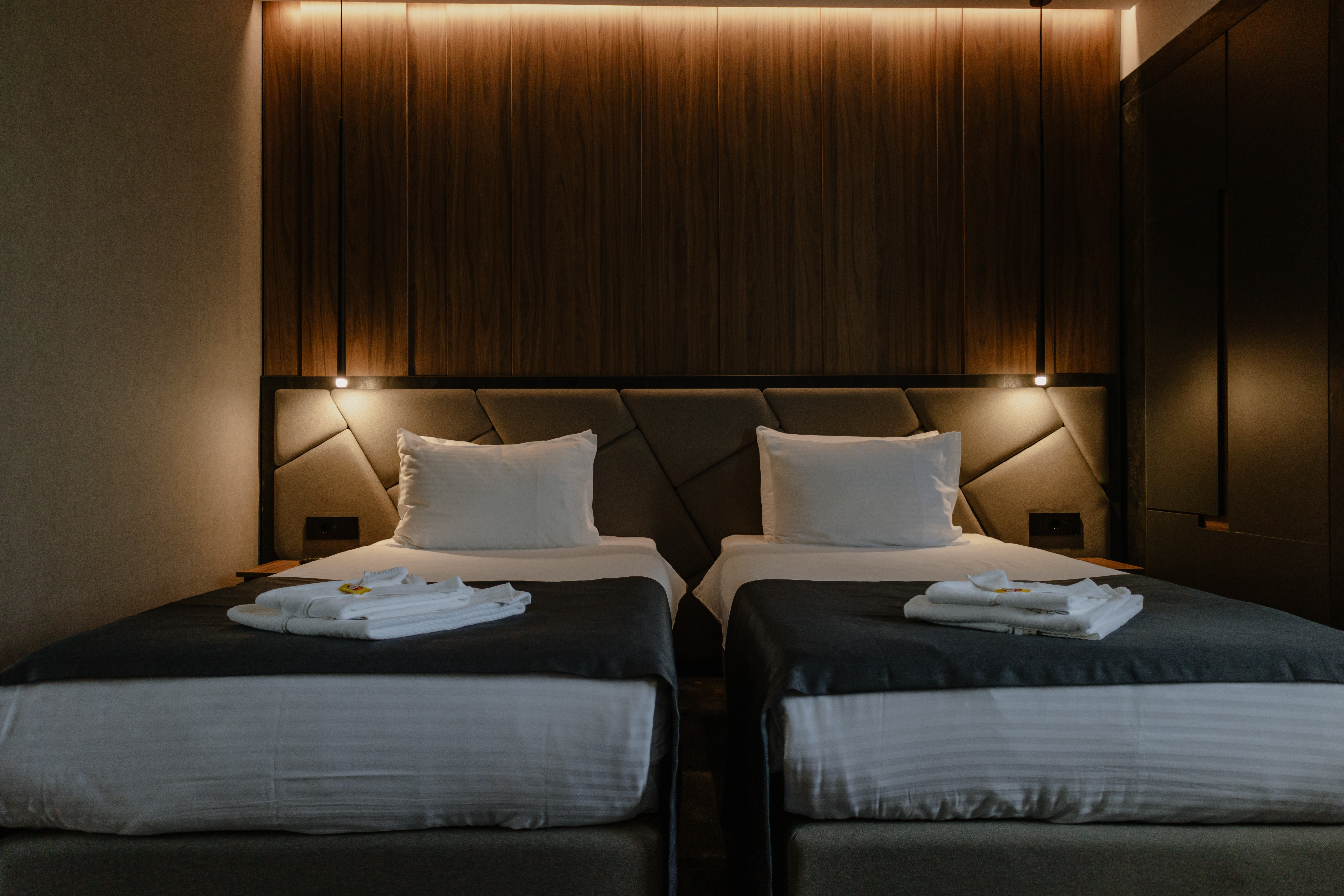 SUPERIOR, DOUBLE OR TWIN BED