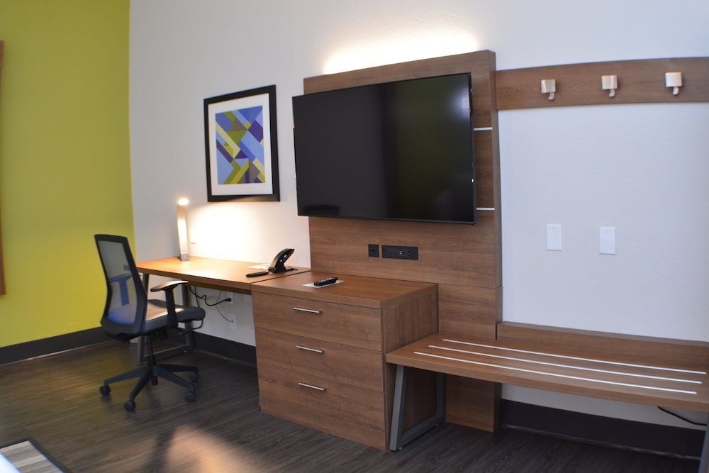 Holiday Inn Express Hotel & Suites Seguin 47/49